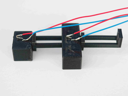 10. Zwei Leuchtkörper mit Anschölusskabeln